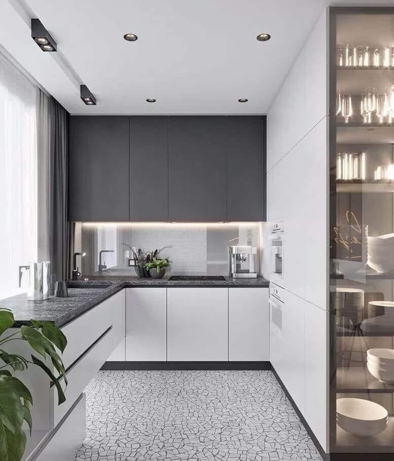 una cucina moderna su misura, fatta in base allo spazio disponibile